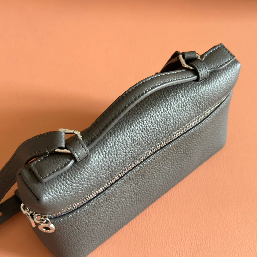 p1160💋💋💋【Original leather configuration counter complete set of packaging】 𝐋𝐨𝐫𝐨 𝐏𝐢𝐚𝐧@ Extra pocket L19 series handbag/crossbody bag, all steel, the most comfortable life is the undefined life, just like loro The material design of pian@ does not require complicated design styles. The simple and soft outline is elegant and durable, like an exquisite cosmetic case, which perfectly balances appearance and functionality. The leather is delicate and feels as soft as butter. The small bag has a large capacity. It is not only portable with a thin shoulder strap, but can also be worn cross-body. Sisters who have a special liking for minimalist style can buy it. It is simple and versatile. The simpler, the more different. Stars and Instagram celebrities are all planting it. There are two sizes of 19 cm and 27 cm. One is exquisite and casual, and the other is elegant and grand. Size: Small: length 19×width 7×height 12cm (